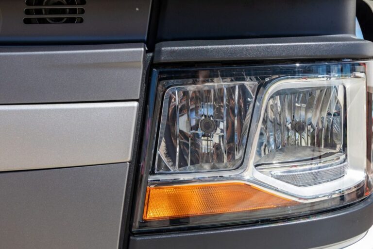 Koplamp van een vrachtwagen