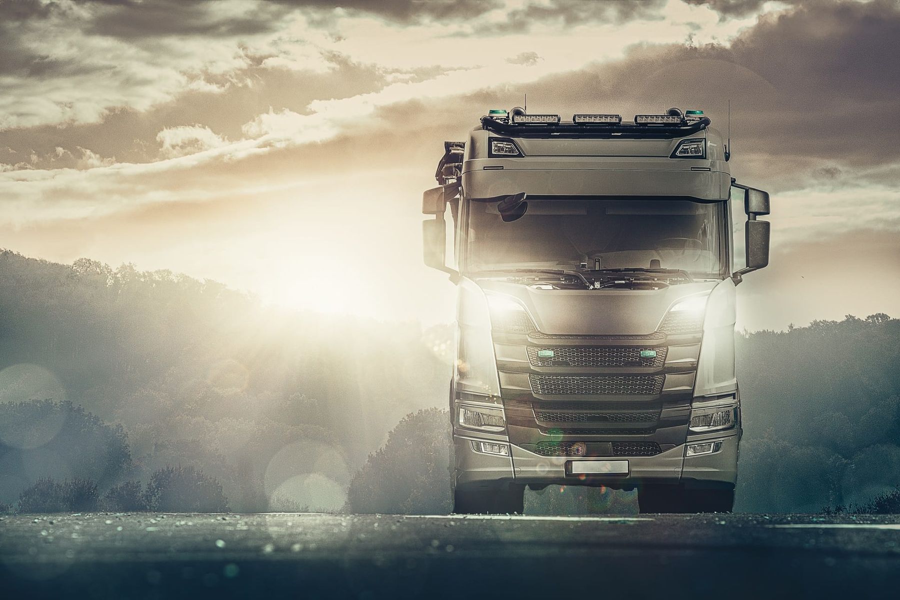 Vrachtwagen in tegenlicht